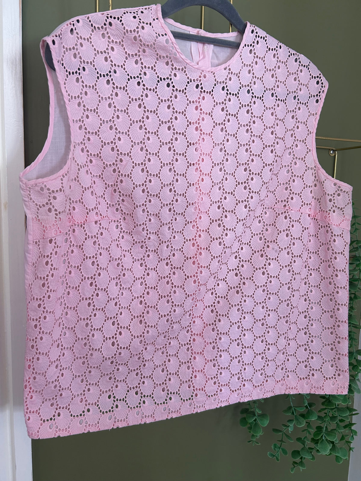 Vintage 1960s Approx Size 14 Pale Pink Lace Fronted Button Back Sleeveless Top
