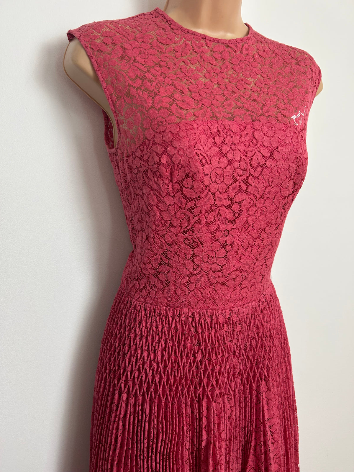 Vintage Early 1970s Size 6 Pink Lace Pintuck Detail Pleated Party Cocktail Dress