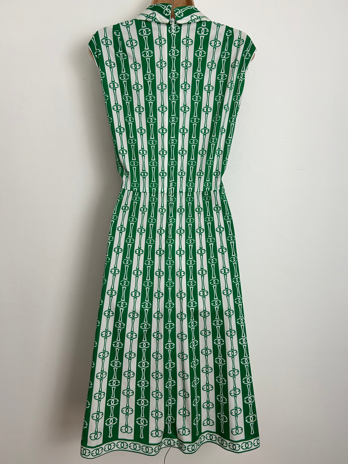 Vintage 1970s Size 14 Green & White Abstract Geo Stripe Print Sleeveless Mod Fit & Flare Dress