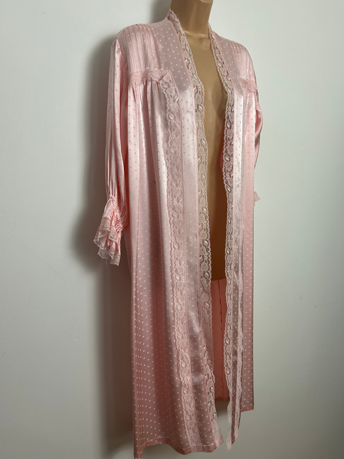 Vintage Up To Size 16 Pink Lace Trim Silky Satin Open Front Long Sleeve Peignoir