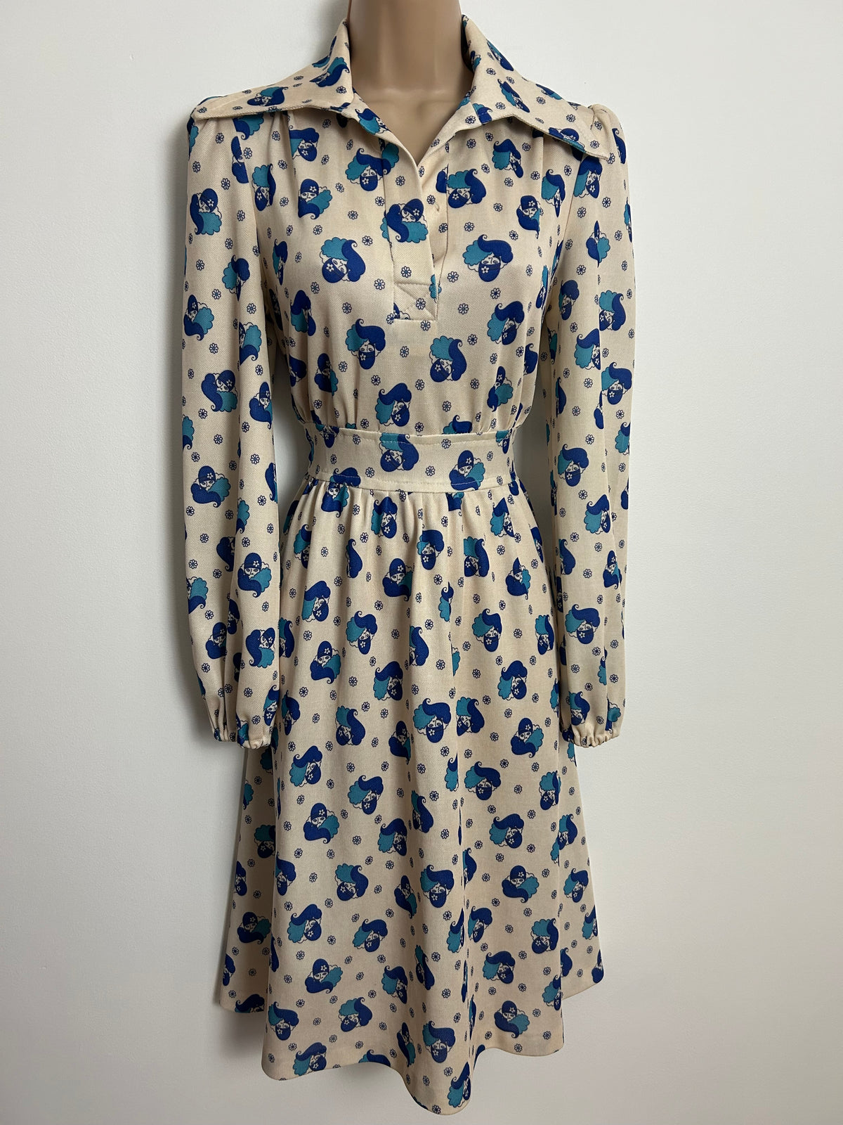 Vintage 1970s JON ADAMS UK Size 8 Cream & Blue Tones 1920s Face Novelty Print Long Sleeve Day Dress