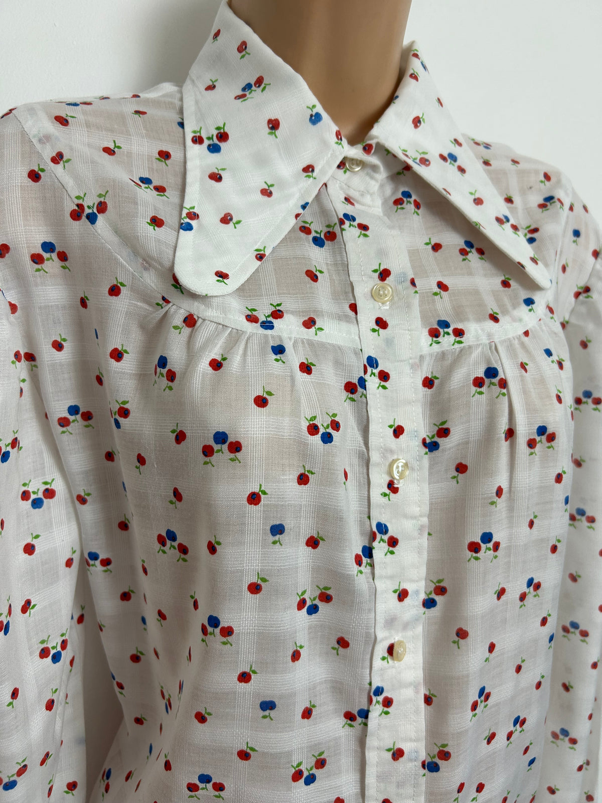 Vintage 1970s Size 14 White Red & Blue Apple Print Beagle Collar Cotton Shirt