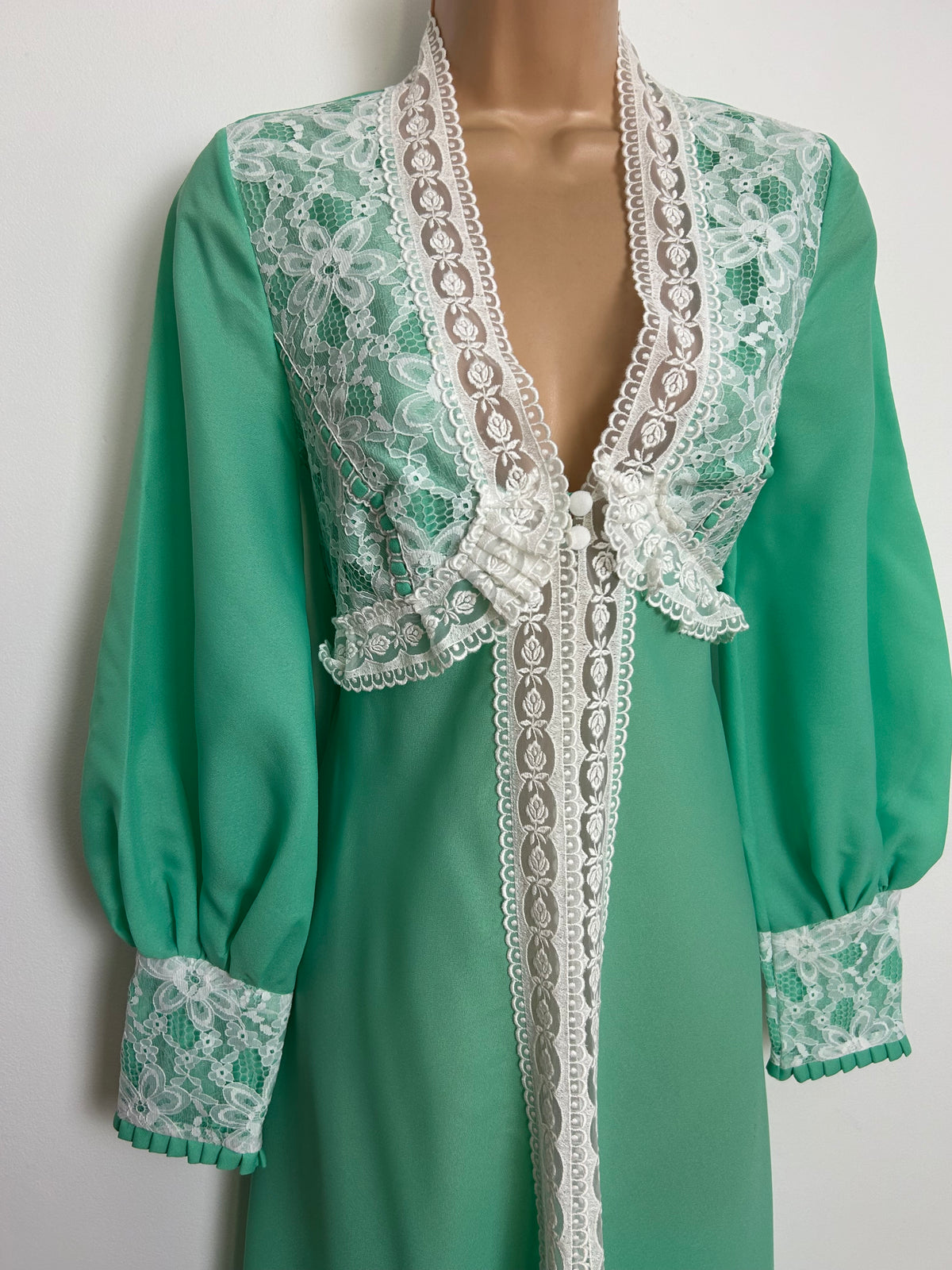 Vintage 1970s Size 6-8 Green & White Lace Trim Long Sleeve Peignoir Robe Housecoat