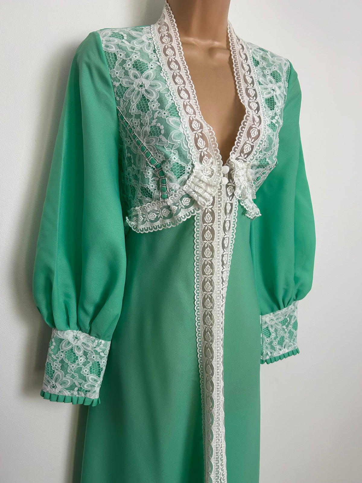 Vintage 1970s Size 6-8 Green & White Lace Trim Long Sleeve Peignoir Robe Housecoat