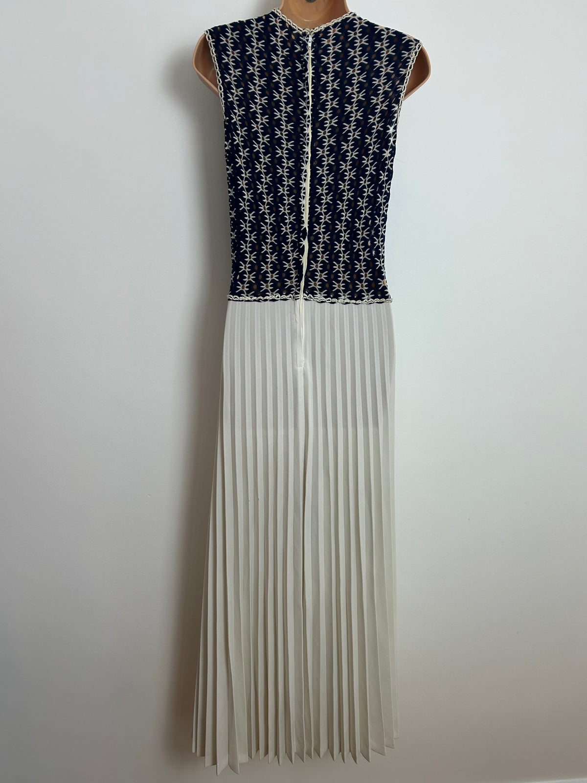 Vintage 1970s Size 10 Navy Blue & White Sleeveless Pleated Summer Occasion Maxi Dress