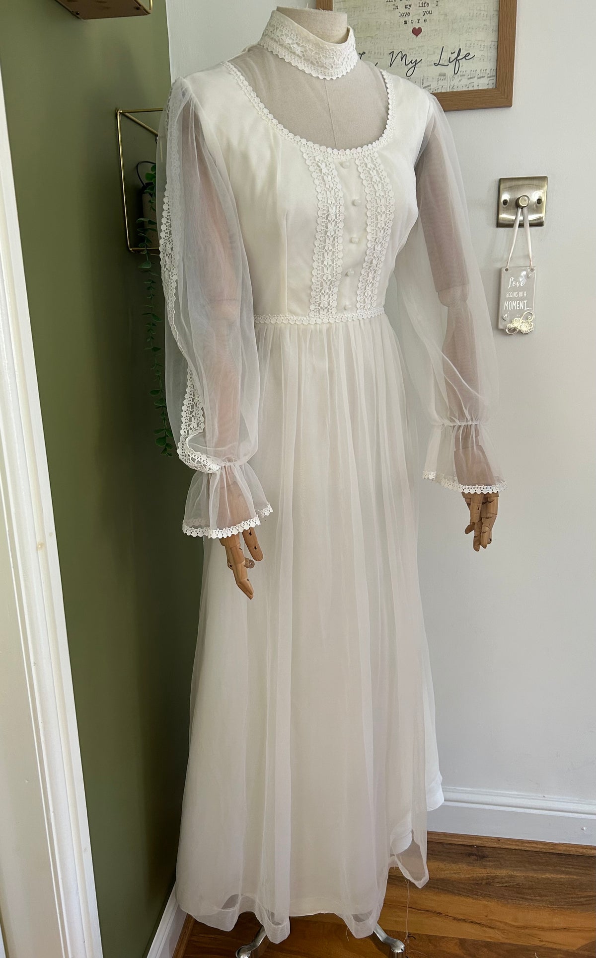 Vintage 1970s Size 8 White Long Sleeve Lace Trim Boho Prairie Wedding/Occasion Maxi Dress