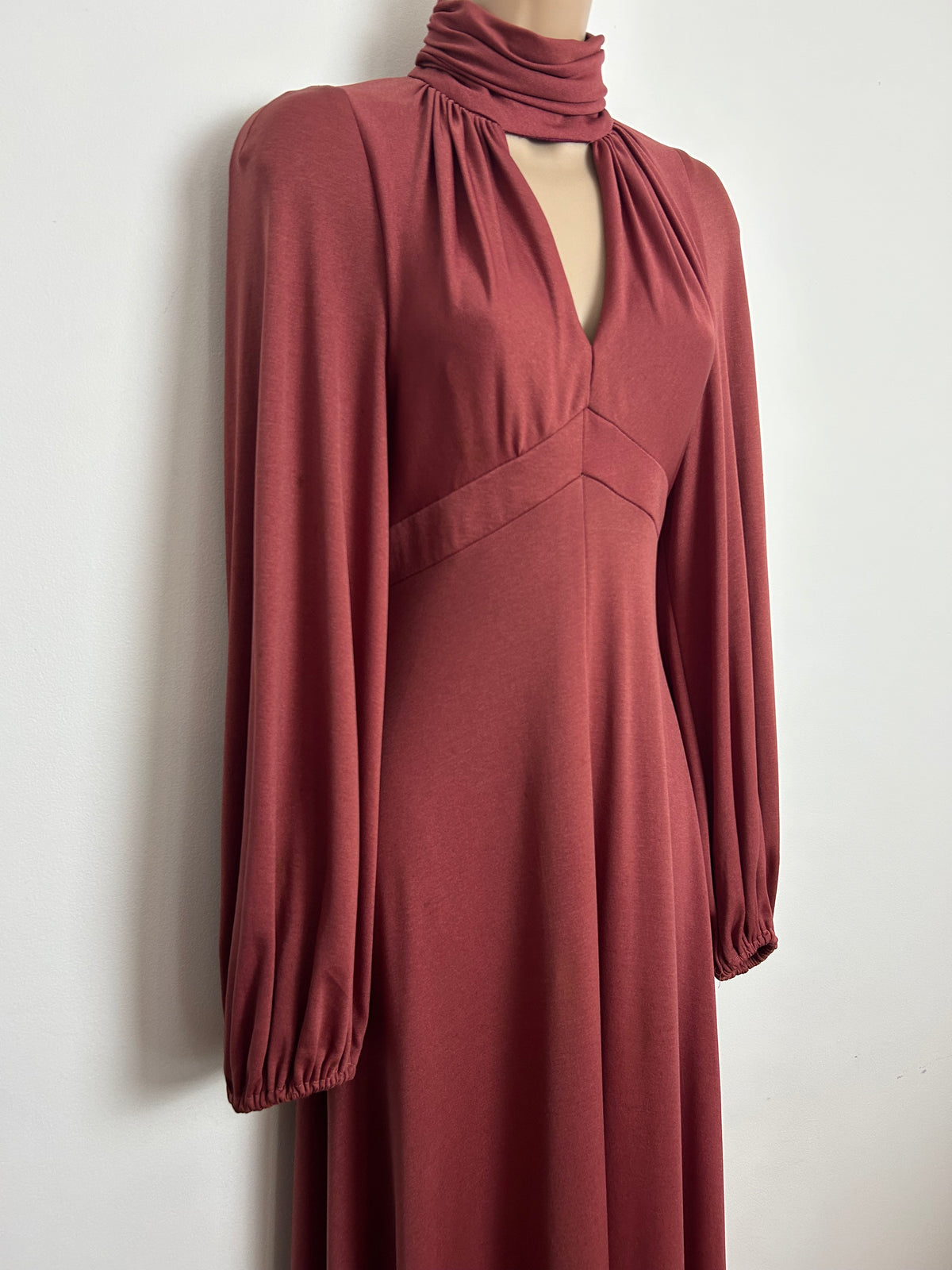 Vintage 1970s JOHN MARKS BY ANNE TYRELL Size 6-8 Dusky Pink Keyhole Long Sleeve Maxi Dress