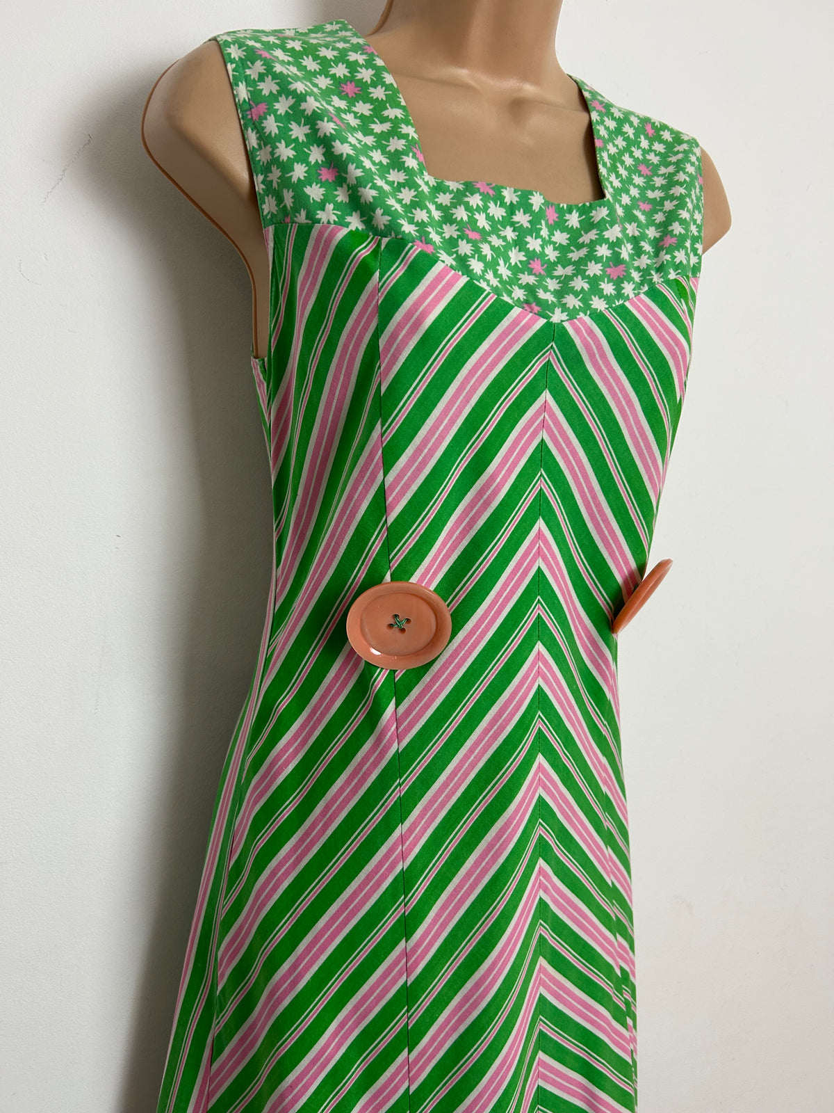 Vintage 1970s Size 10-12 Green & Pink Chevron Stripe & Leaf Print Cotton Button Detail Shift Dress