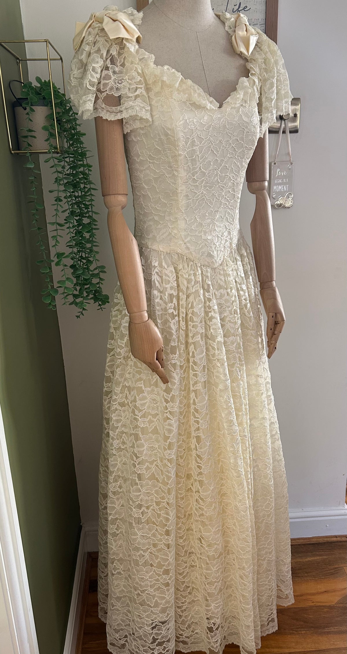 Vintage Early 1980s Size 8 Beautiful Cream Lace Bow Shoulder Detail Wedding/Occasion Dress