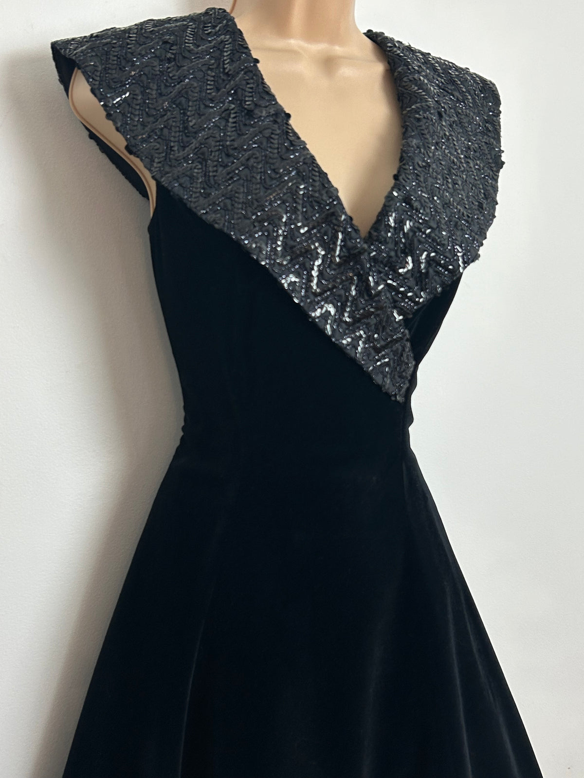 Vintage 1980s Size 10 Black Velvet Sequin & Bead Embellished Shawl Collar Part Prom Evening Dress
