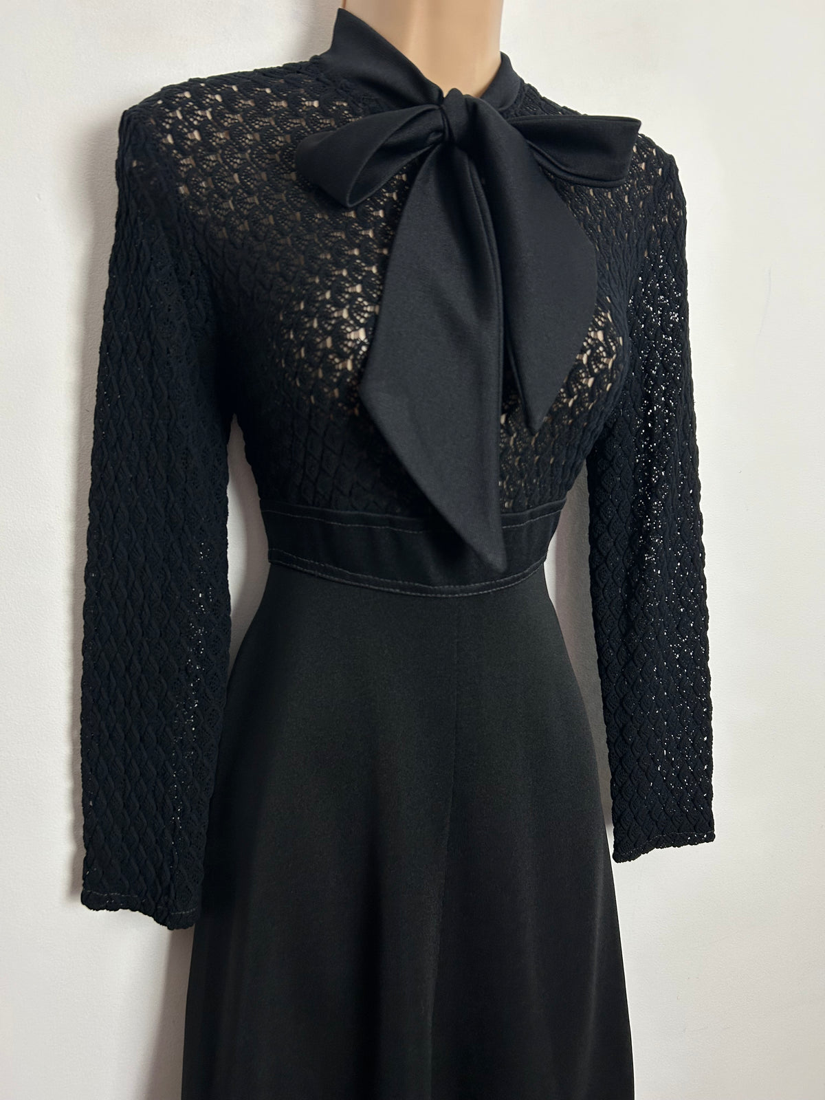 Vintage 1970s UK Size 6-8 Black Stretch Lace Bodice Pussy Bow Long Sleeve Mod Dress