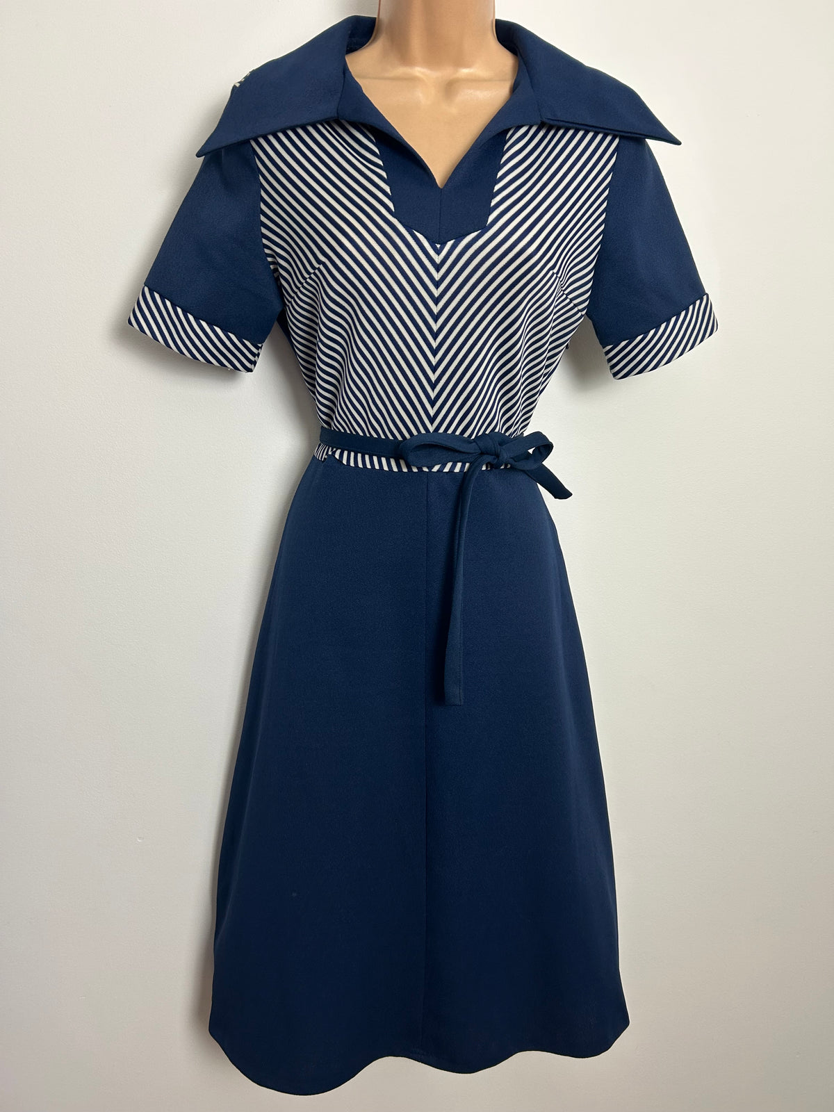 Vintage 1970s Size 10 Navy Blue & White Chevron Stripe Belted Mod Day Dress
