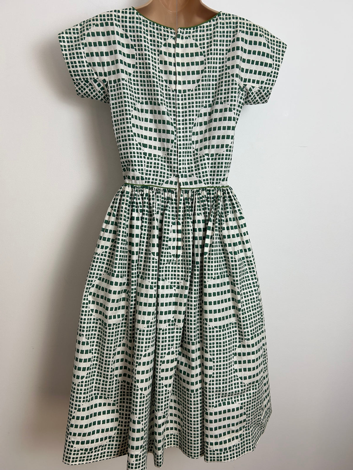 Vintage 1950s CALIFORNIA COTTONS Size 6 White & Green Check Print Bow Detail Gather Pleated Dress
