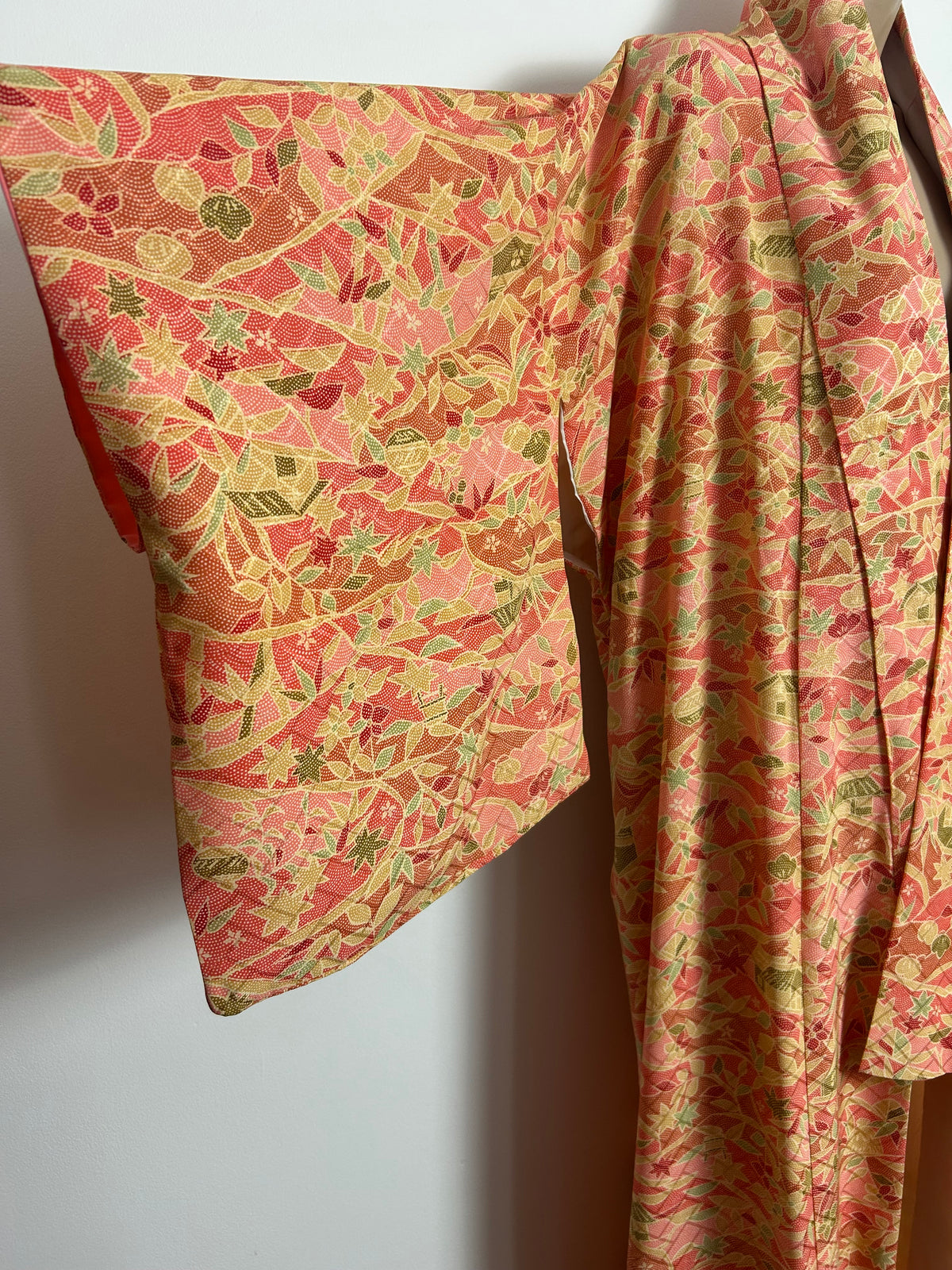 Vintage Japanese Up To Size 16/18 Pink Red Beige & Green Leaf & Hut Print Full Length Kimono