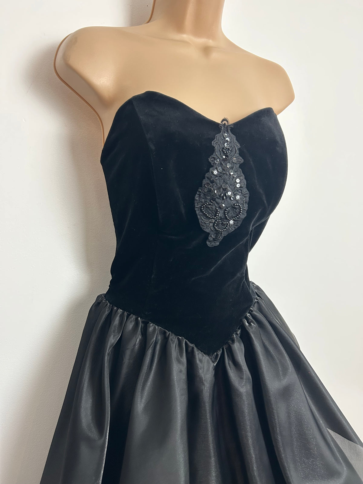 Vintage 1980s SINAC Size 8 Black Velvet & Taffeta Strapless Boned Bead Applique Detail Dipped Hem Party Prom Dress