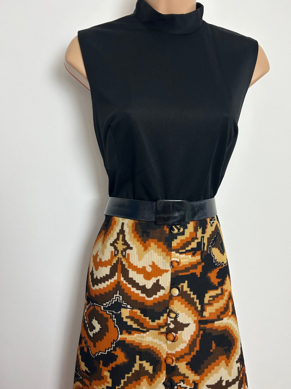 Vintage 1970s Size 8 Black Brown Beige & Rust Abstract Print Sleeveless Belted Maxi Dress