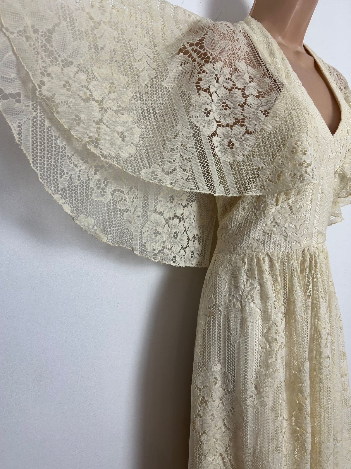 Vintage 1970s Size 8 Cream Cotton Lace Cape Sleeve Boho Summer Maxi Dress