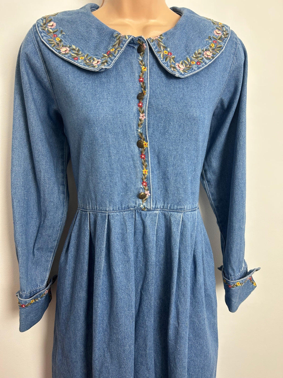 Vintage 1980s FADS Size 10 Denim Embroidered Collar & Cuffs Detail Pleated Midi Dress