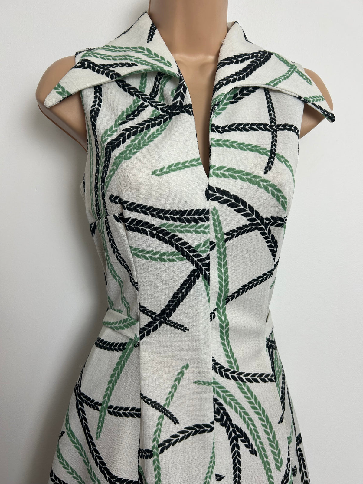 Vintage 1970s 8 White Black & Green Abstract Vine Print Dagger Collar Mod Dress