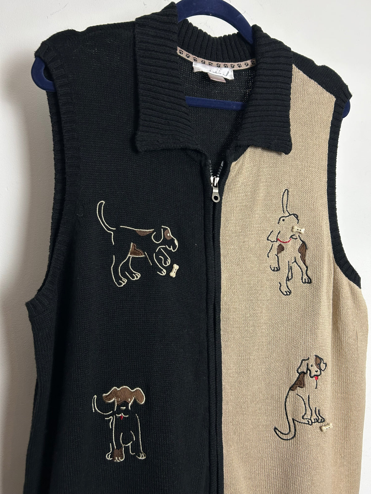 Vintage Y2K CJ BANKS Size 16/18 Black & Beige Cotton Mix Embroidered Dog Pattern Novelty Sleeveless Cardigan