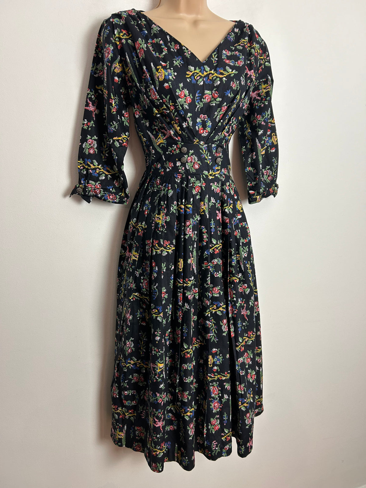 Vintage 1950s UK Size 12 Black Red Green Yellow Pixelated Folk Print Cotton Pleated Day Dress