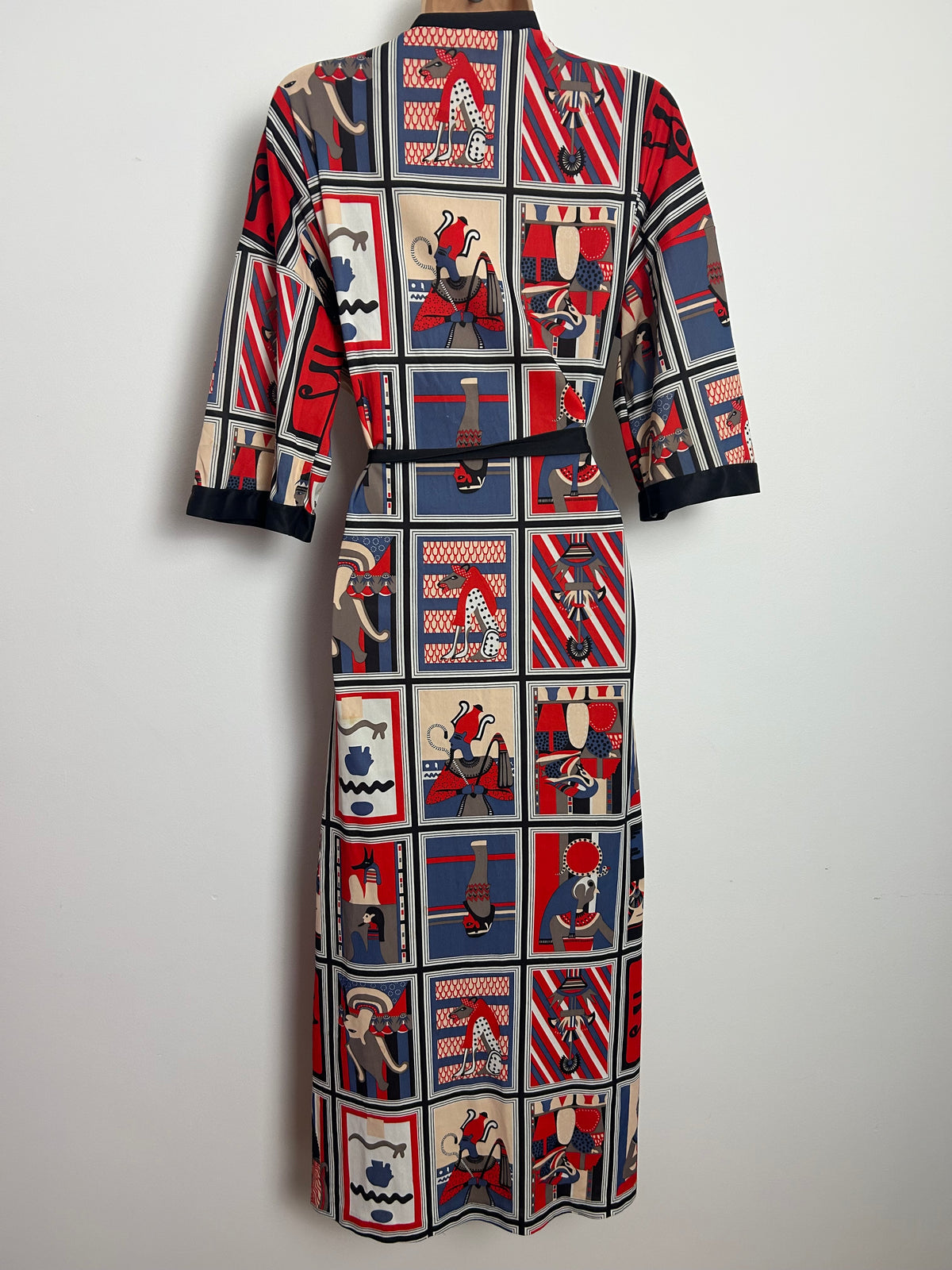 Vintage 1980s Size 10-12 Blue Red & Beige Egyptian Revival Novelty Print Wrap Style Midi Dress