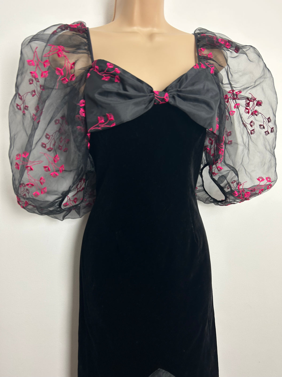 Vintage 1980s Size 8 Black & Pink Velvet & Chiffon Puffed Sleeve Fitted Fishtail Party Occasion Dress