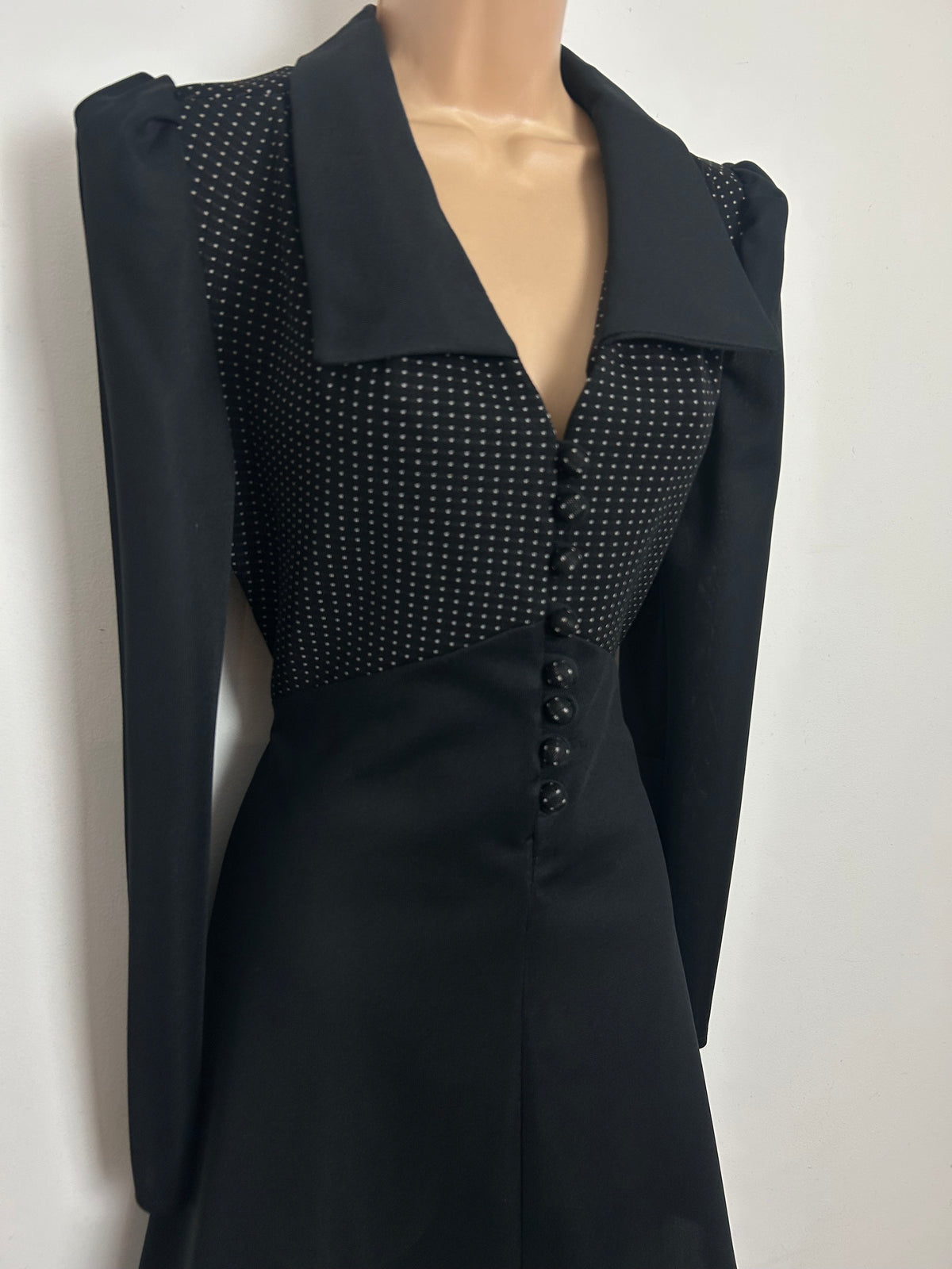 Vintage 1970s Size 8 Black Polka Dot Wide Collar Long Sleeve Tie Back Fit & Flare Mod Dress