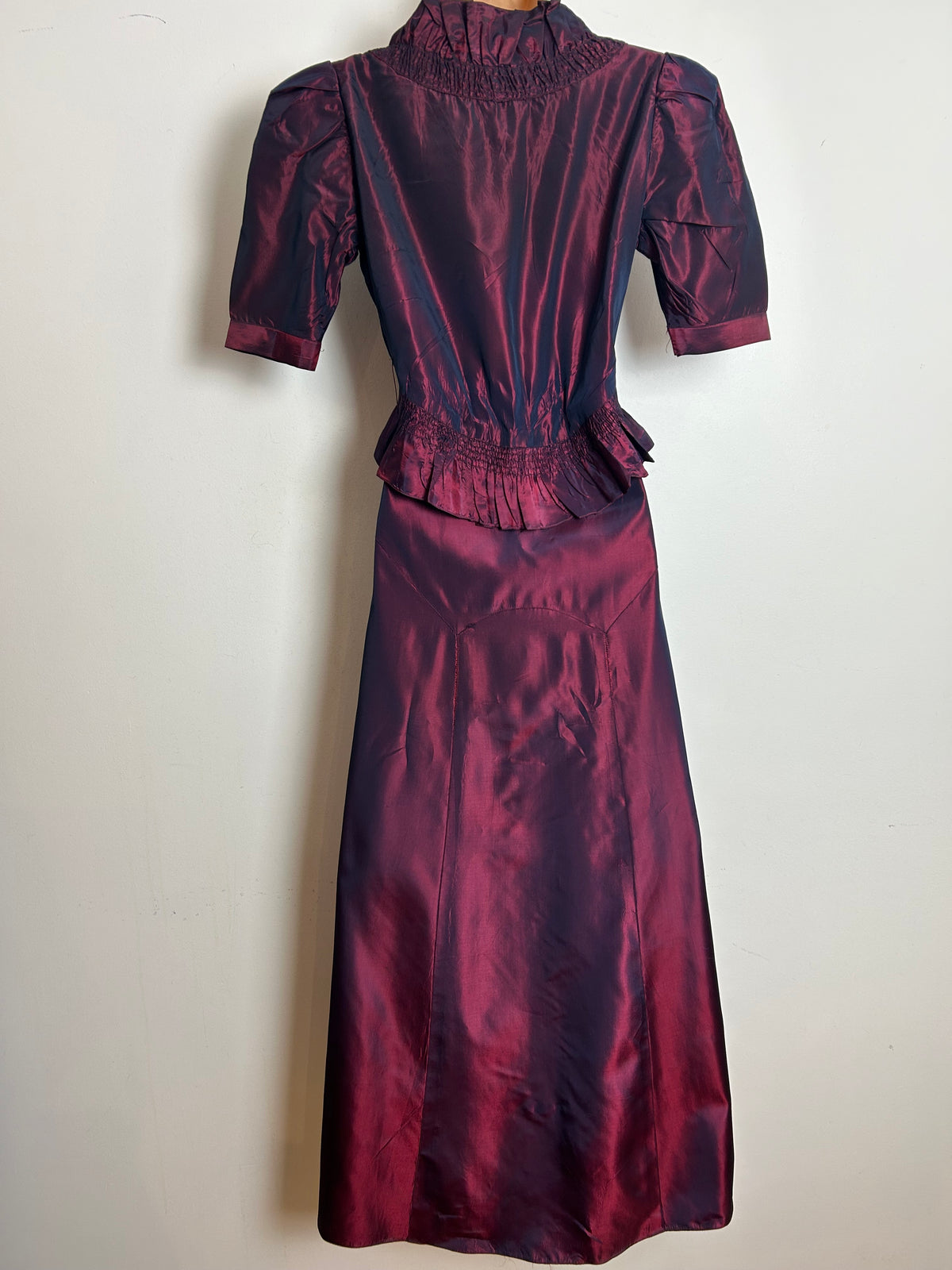 Vintage Original 1930s Size 8-10 Iridescent Plum Purple Satin Shirred Ruffle Detail Evening Dress