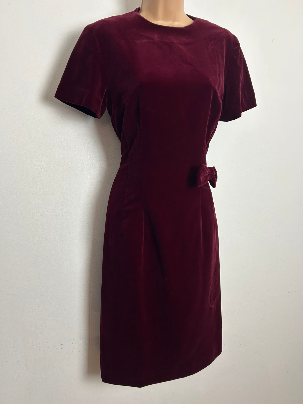 Vintage 1960s Size 8-10 Burgundy Velvet Bow Detail Fitted Christmas Day Dress