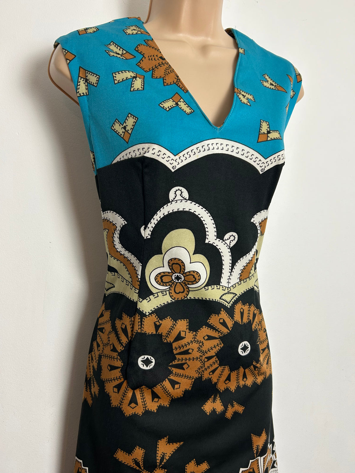 Vintage 1970s Size 8-10 Black Turquoise & Brown Abstract Print Sleeveless Midaxi Dress