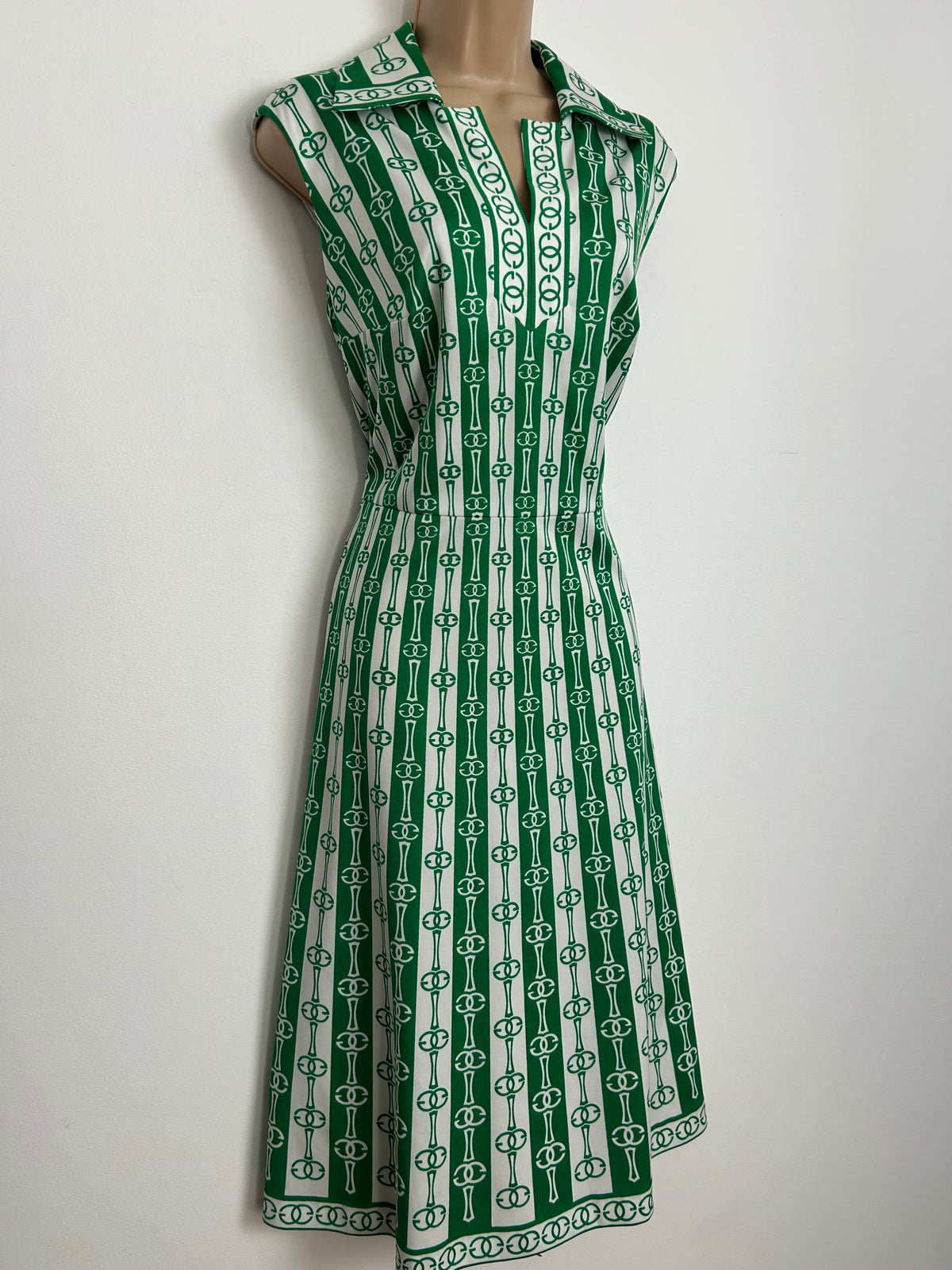 Vintage 1970s Size 14 Green & White Abstract Geo Stripe Print Sleeveless Mod Fit & Flare Dress