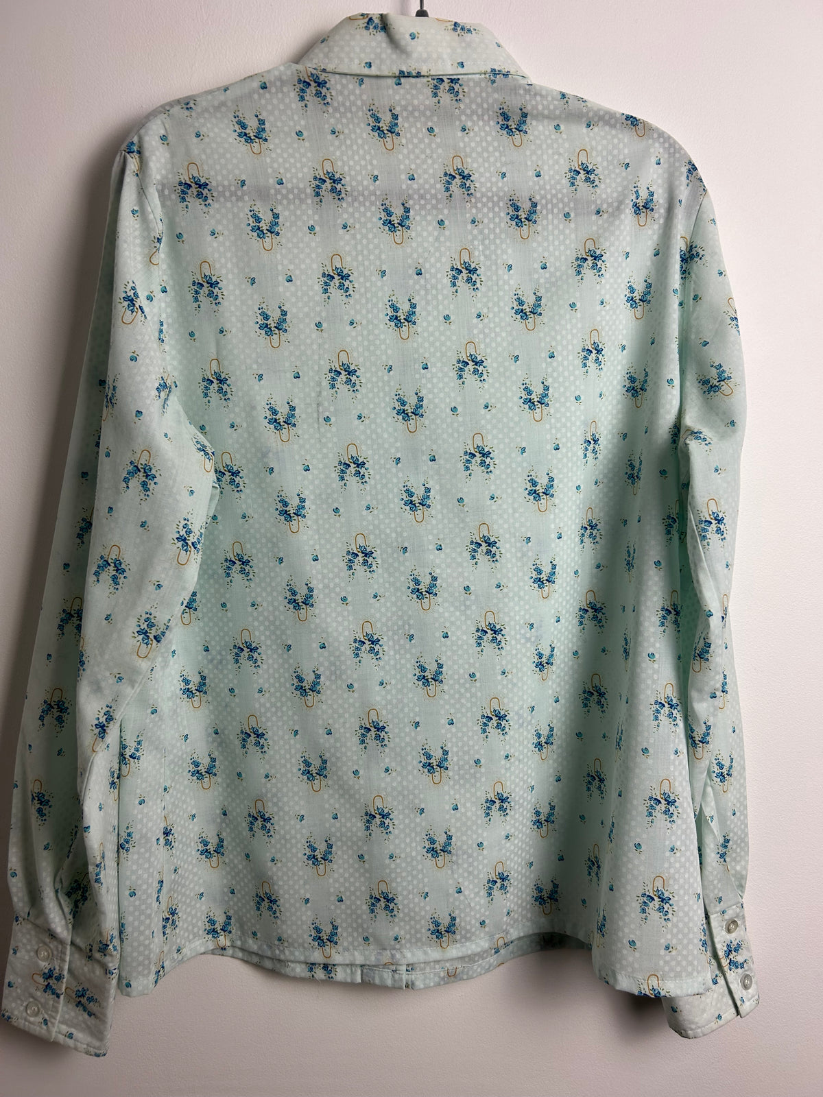 Vintage 1970s Size 16 Pale Blue Flowers & Vase Print Cotton Mix Long Sleeve Dagger Collar Shirt
