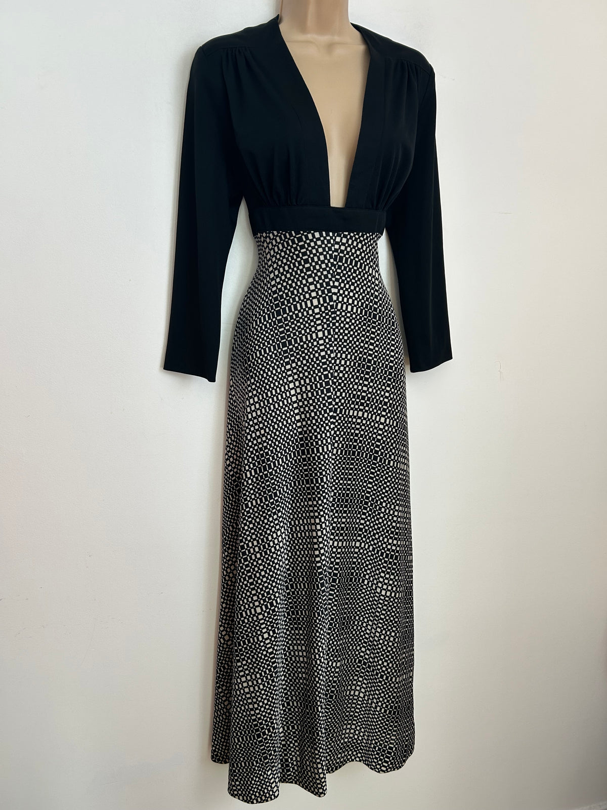 Vintage 1970s Size 12 Black & White Op Art Print Plunge Neck Long Sleeve Evening Maxi Dress