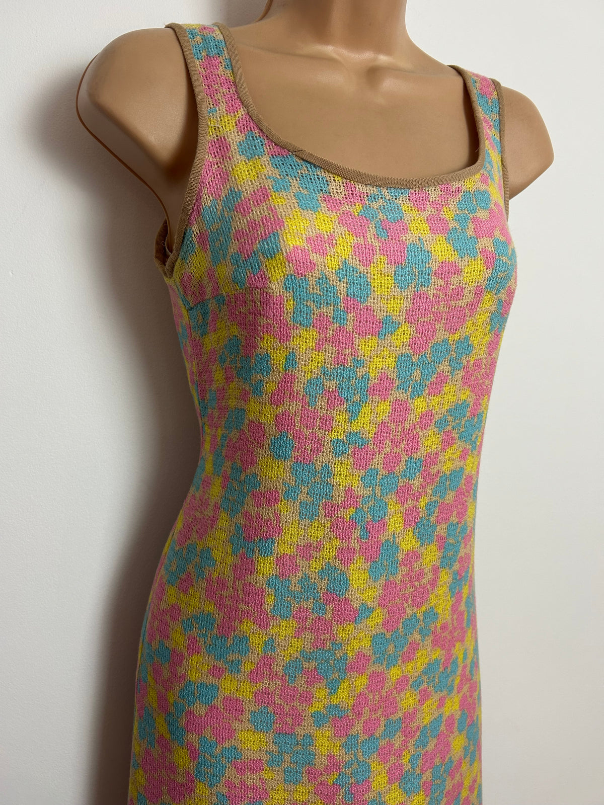 Vintage 1960s Size 6 Beige Pink Blue & Yellow Abstract Print Knitted Day Dress
