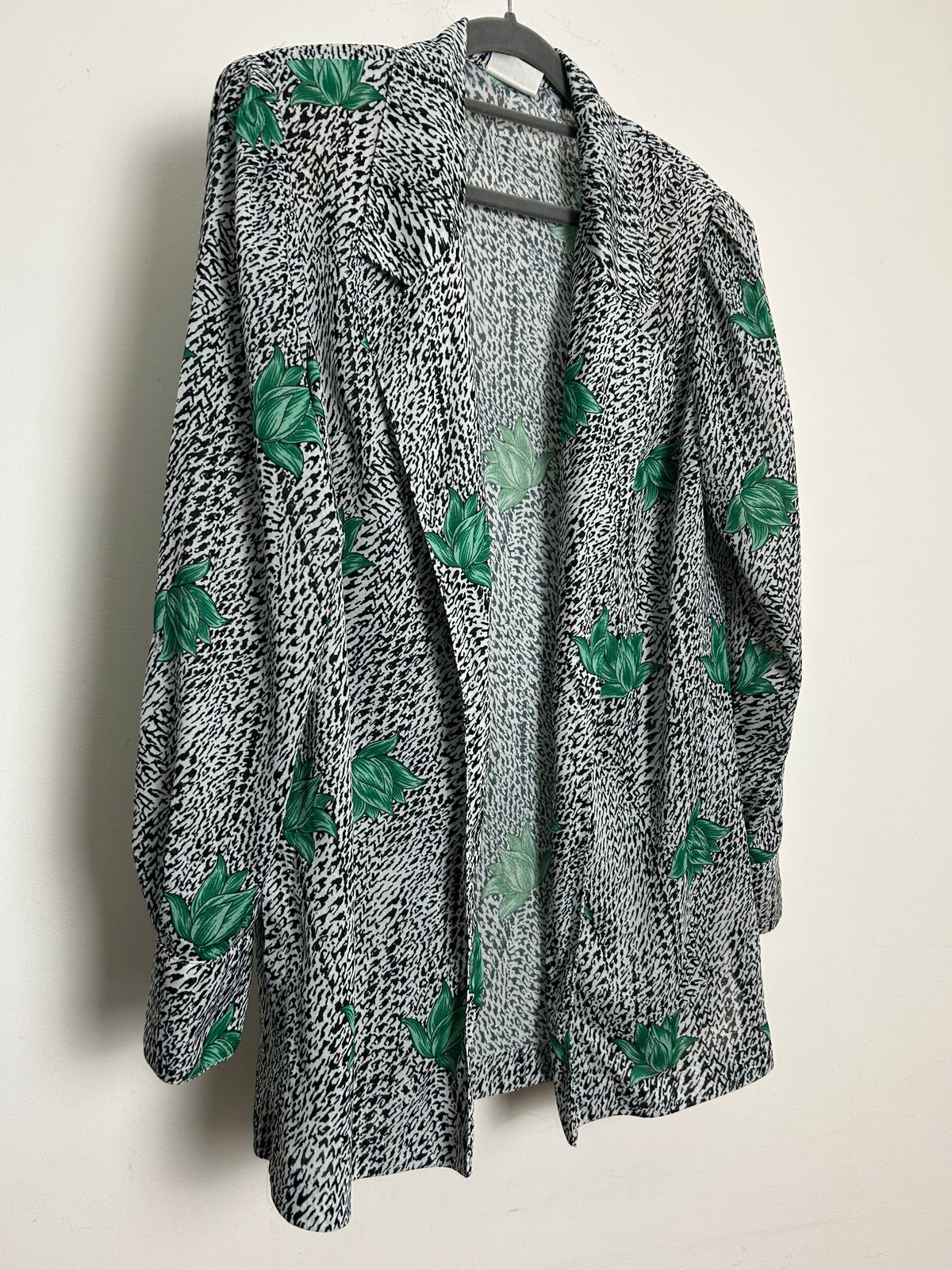Vintage 1980s BARUCH Size 12 Black White & Green Animal Print With Leaves Open Front Cover Up Shirt