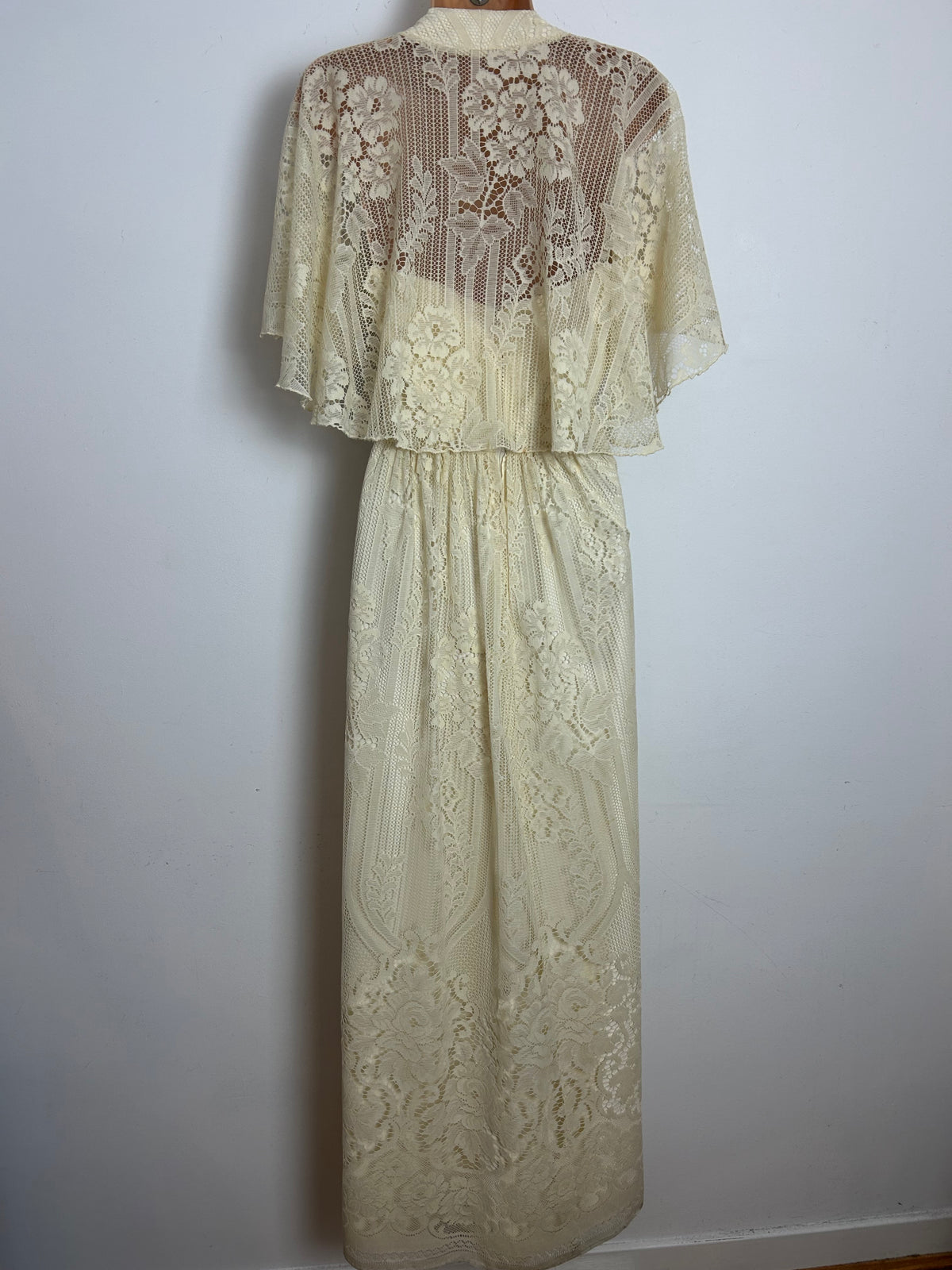 Vintage 1970s Size 8 Cream Cotton Lace Cape Sleeve Boho Summer Maxi Dress