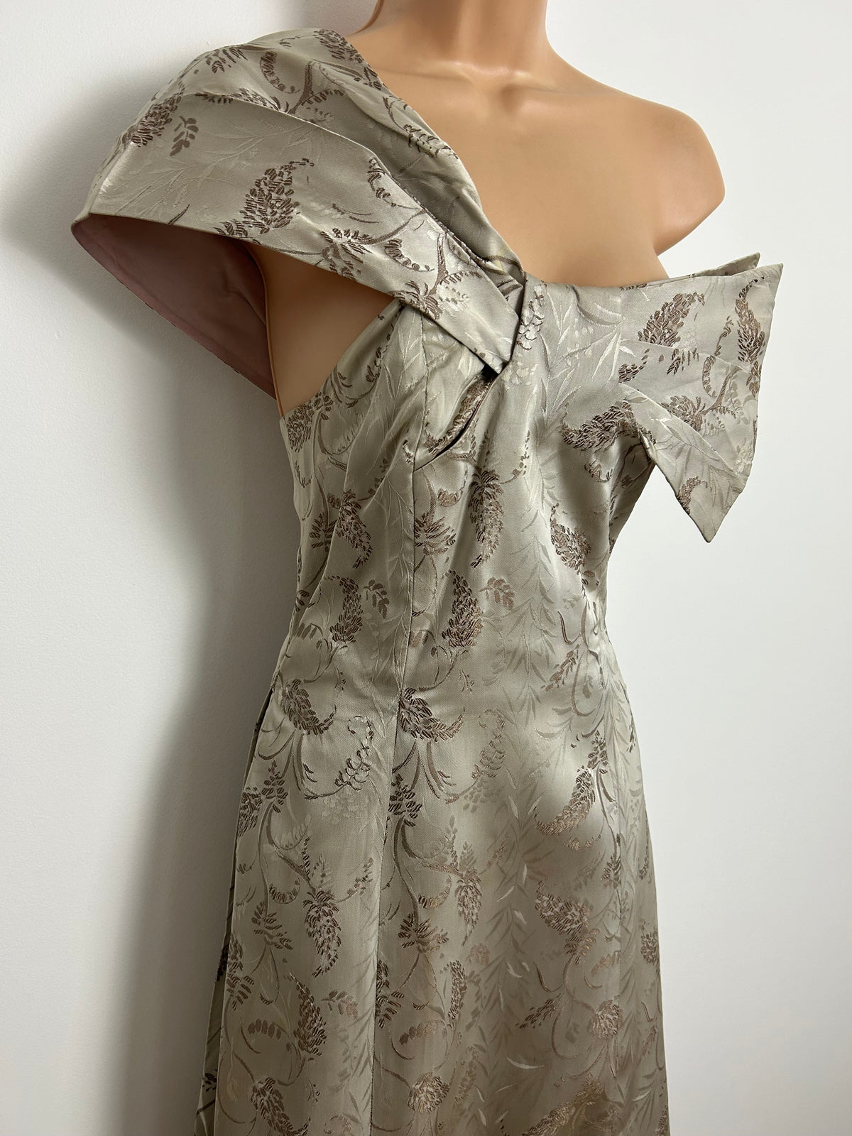 Vintage Early 1950s JOHN SELBY Size 8 Beautiful Silvery Grey & Brown Leaf Print One Shoulder Ballgown