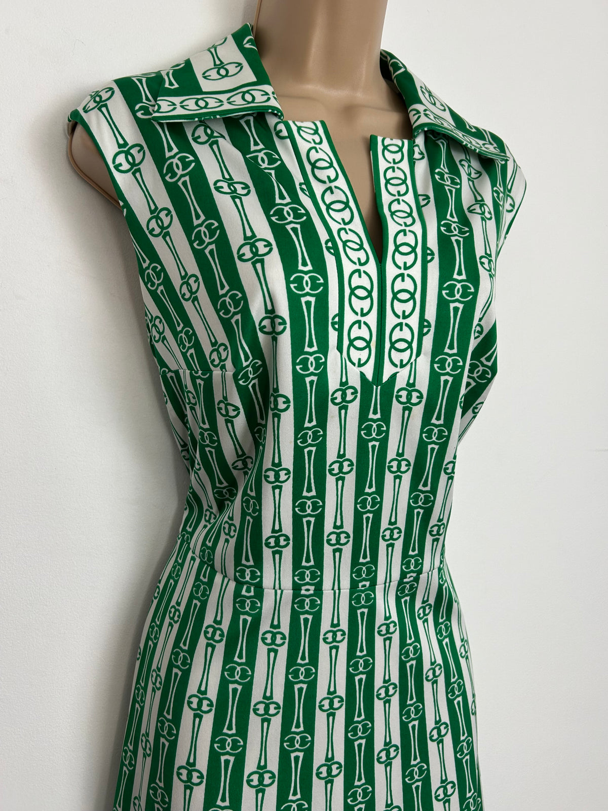 Vintage 1970s Size 14 Green & White Abstract Geo Stripe Print Sleeveless Mod Fit & Flare Dress