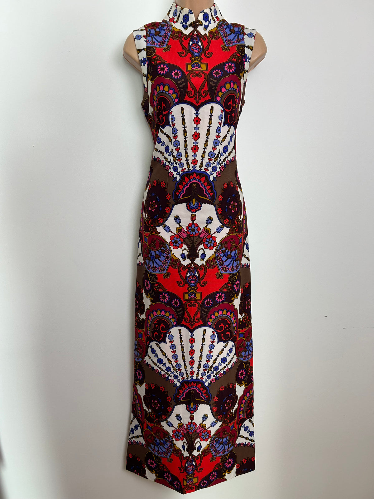 Vintage 1970s 8 Stunning Red White Brown & Blue Nouveau Inspired Print Sleeveless Column Maxi Dress