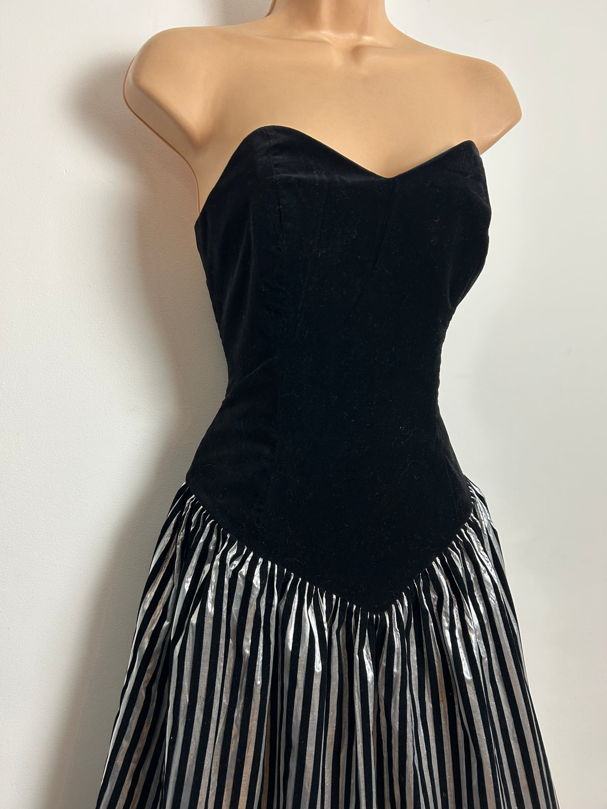 Vintage 1980s YESSICA Size 8 Black & Silver Velvet Flock Party Prom Occasion Dress
