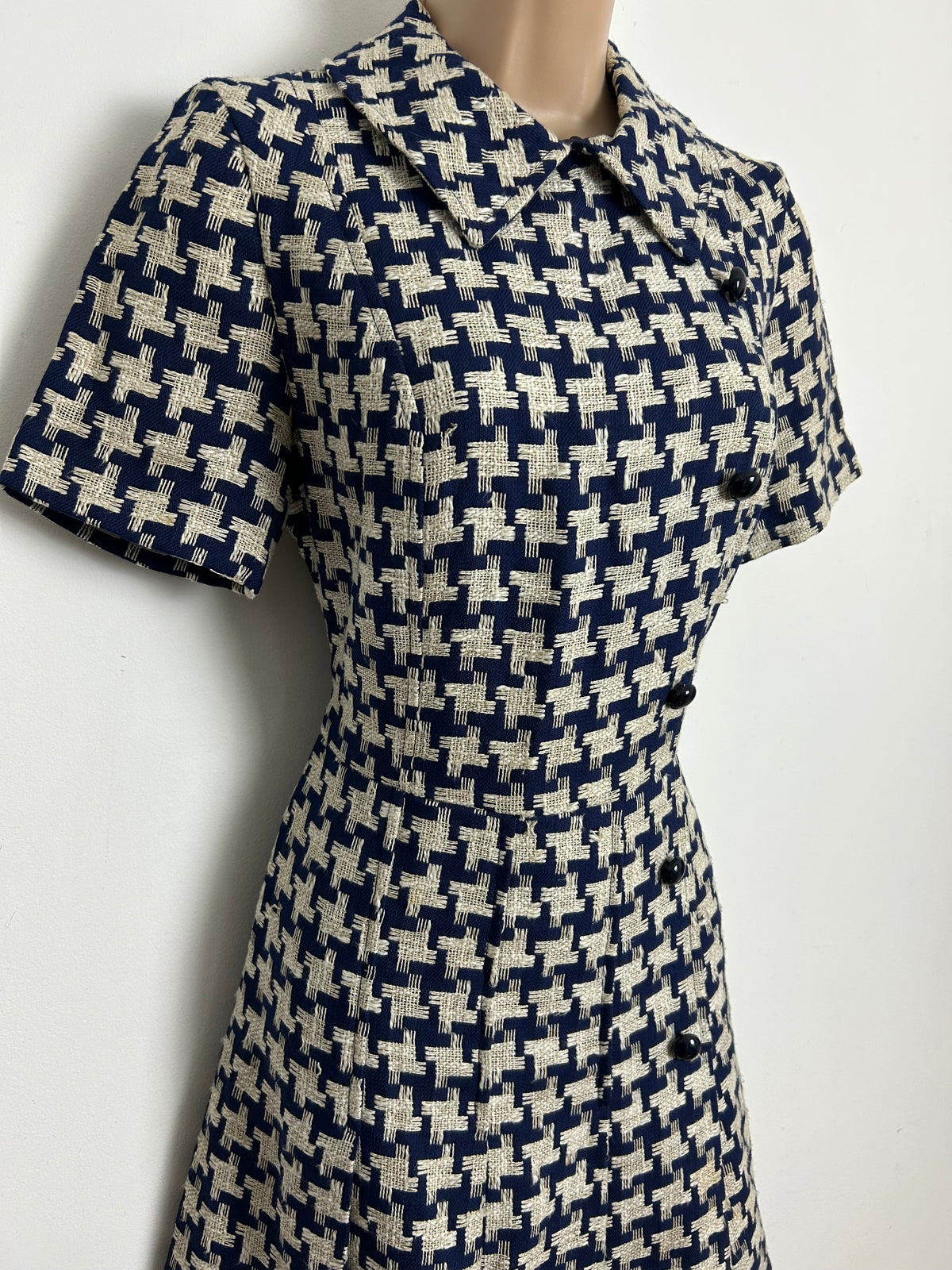 Vintage 1960s Size 8 Navy Blue & Cream Embroidered Dogtooth Check Mod Dress