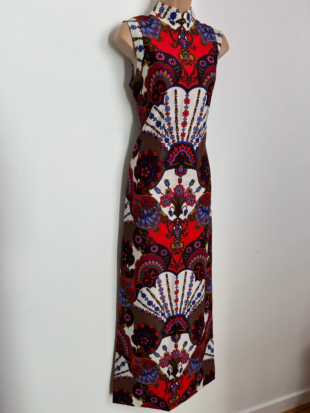 Vintage 1970s 8 Stunning Red White Brown & Blue Nouveau Inspired Print Sleeveless Column Maxi Dress