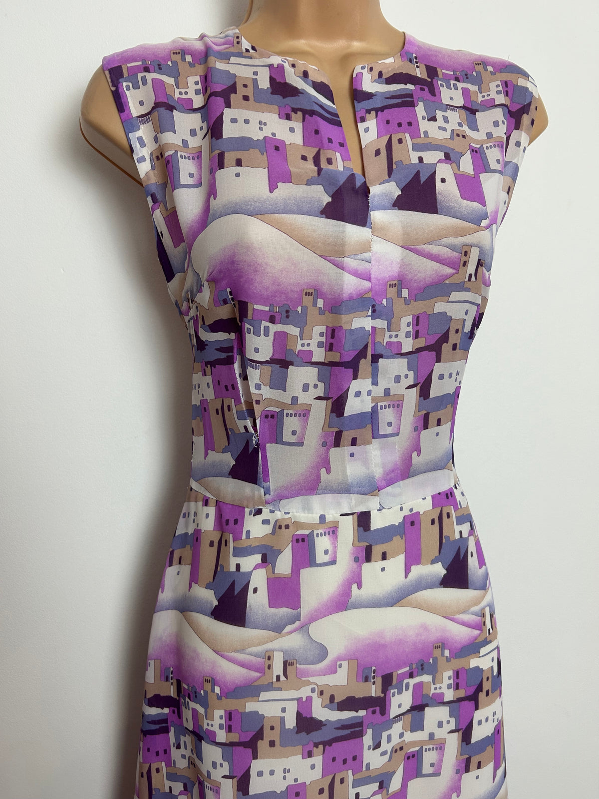 Vintage 1970s Size 8 White Pink & Violet Stylised Greek Village Print Chiffon Maxi Dress
