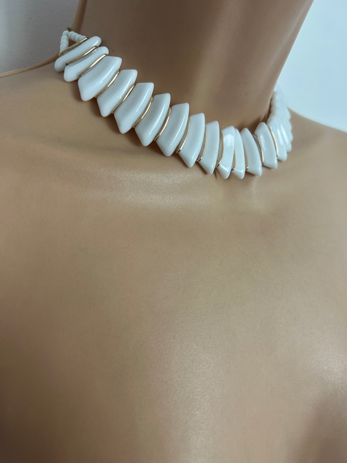 Vintage 1950s/1960s White Milk Glass Deco Style Choker Necklace