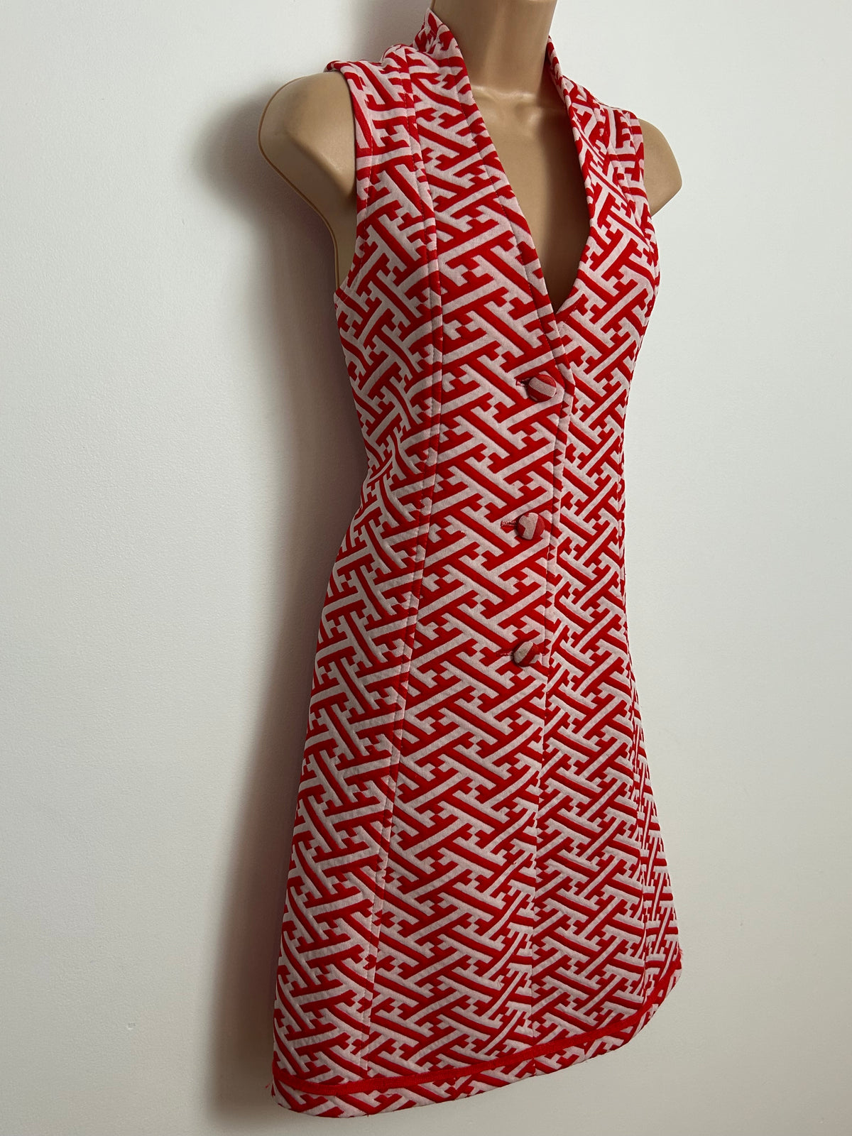 Vintage 1960s Size 12 Red & White Abstract Print Sleeveless Mod Shift Dress