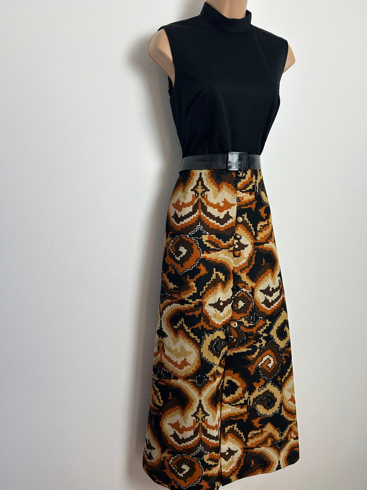 Vintage 1970s Size 8 Black Brown Beige & Rust Abstract Print Sleeveless Belted Maxi Dress