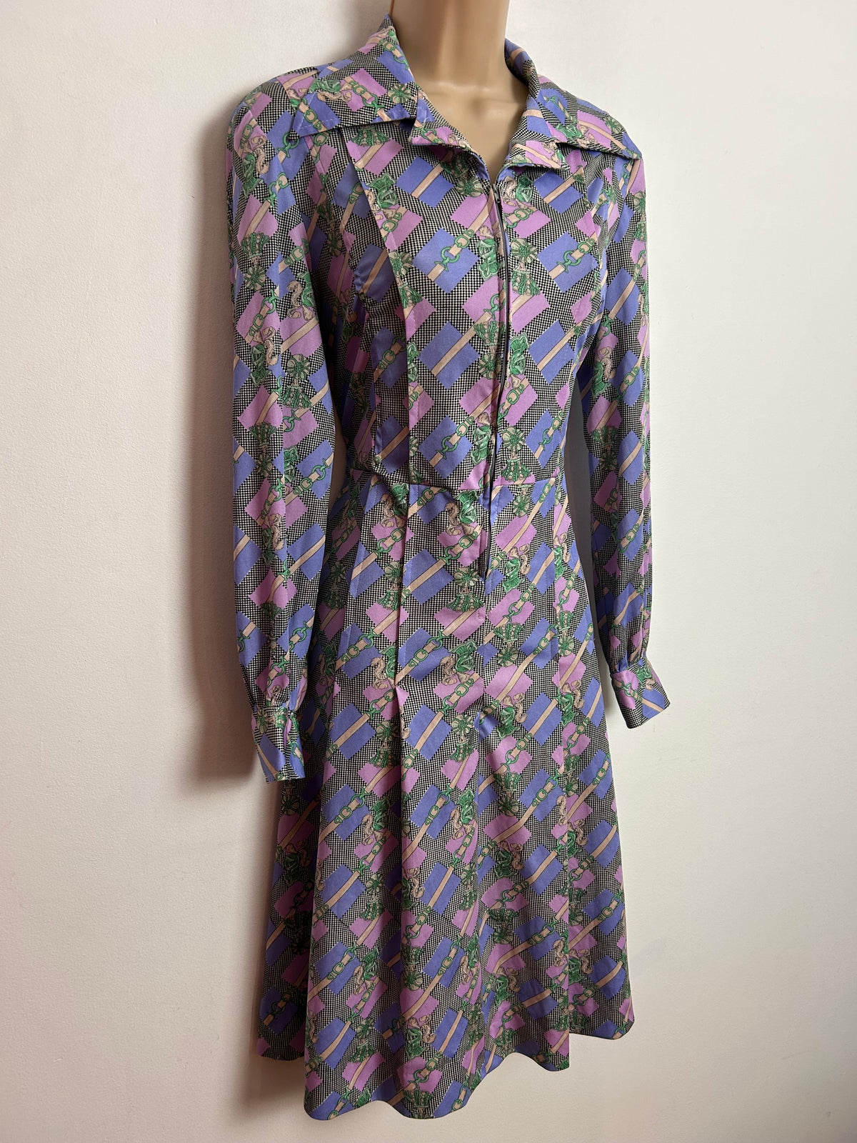 Vintage 1970s UK Size 12 Lilac & Pink Check Strap & Knights Helmet Print Zip Front Dagger Collared Mod Dress