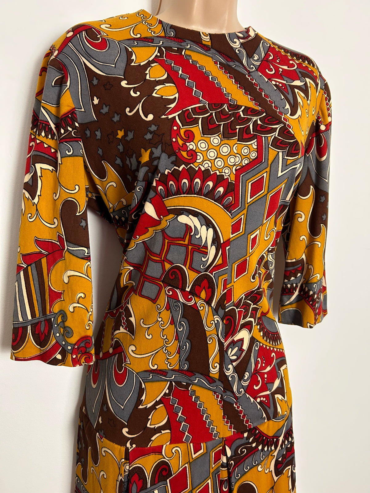 Vintage 1970s Size 10-12 Brown Mustard Grey & Red Abstract Psychedelic Print Pleated Mod Shift Dress