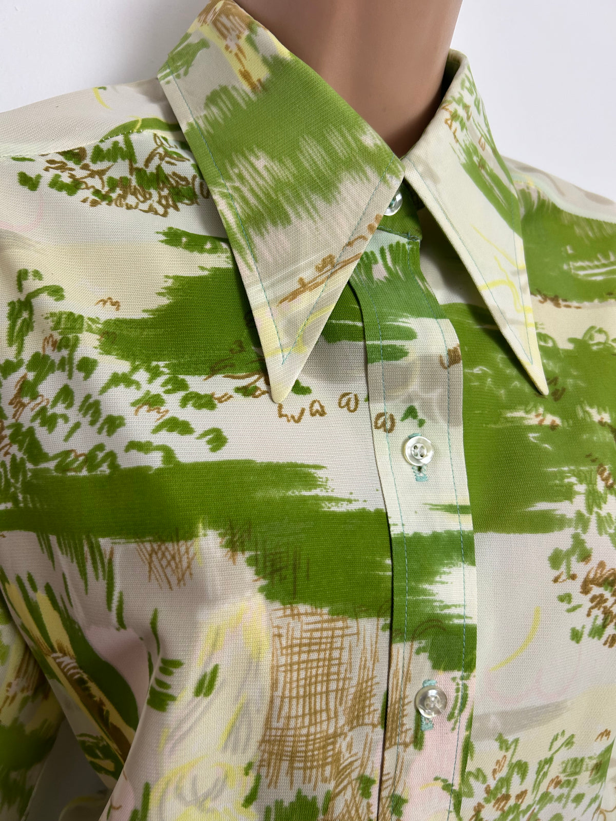 Vintage 1970s Size 14-16 Green & Cream Abstract Figurines Novelty Print Long Sleeve Dagger Collar Shirt
